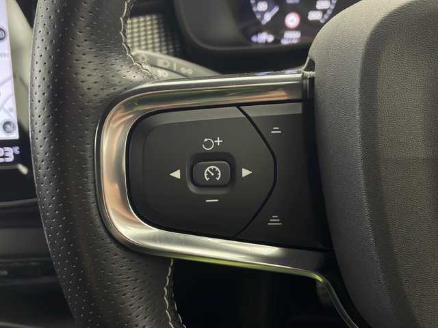 ボルボ ＸＣ４０ B4 AWD Rデザイン 秋田県 2020(令2)年 2.9万km クリスタルホワイトP 4WD/純正ナビ/（FM/フルセグTV/Bluetooth）/全方位カメラ/ハーフレザーシート/ルーフレール/レーンキープアシスト/レーダークルーズコントロール/ブラインドスポットモニター/コーナーセンサー（前後）/コーナリングライト/アクティブ・ベンディング・ライト/ロードサインインフォメーション/ハーマンカードンスピーカー/衝突軽減装置/自動駐車システム/自動発射システム/ビルトインETC/ドライブレコーダー（前後）/全席シートヒーター/前席パワーシート/D席シートメモリー/パワーリアゲート/LEDライト/フォグランプ/オートライト/オートマチックハイビーム/電動格納ミラー/スマートキー/プッシュスタート/純正フロアマット/純正アルミホイール