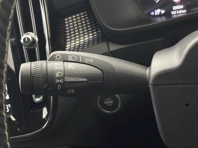 ボルボ ＸＣ４０ B4 AWD Rデザイン 秋田県 2020(令2)年 2.9万km クリスタルホワイトP 4WD/純正ナビ/（FM/フルセグTV/Bluetooth）/全方位カメラ/ハーフレザーシート/ルーフレール/レーンキープアシスト/レーダークルーズコントロール/ブラインドスポットモニター/コーナーセンサー（前後）/コーナリングライト/アクティブ・ベンディング・ライト/ロードサインインフォメーション/ハーマンカードンスピーカー/衝突軽減装置/自動駐車システム/自動発射システム/ビルトインETC/ドライブレコーダー（前後）/全席シートヒーター/前席パワーシート/D席シートメモリー/パワーリアゲート/LEDライト/フォグランプ/オートライト/オートマチックハイビーム/電動格納ミラー/スマートキー/プッシュスタート/純正フロアマット/純正アルミホイール