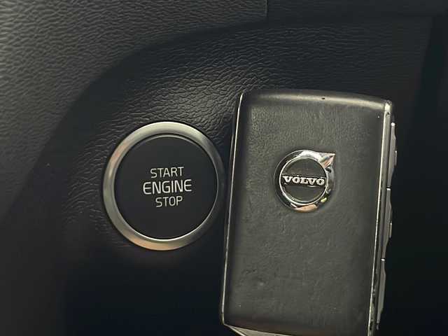 ボルボ ＸＣ４０ B4 AWD Rデザイン 秋田県 2020(令2)年 2.9万km クリスタルホワイトP 4WD/純正ナビ/（FM/フルセグTV/Bluetooth）/全方位カメラ/ハーフレザーシート/ルーフレール/レーンキープアシスト/レーダークルーズコントロール/ブラインドスポットモニター/コーナーセンサー（前後）/コーナリングライト/アクティブ・ベンディング・ライト/ロードサインインフォメーション/ハーマンカードンスピーカー/衝突軽減装置/自動駐車システム/自動発射システム/ビルトインETC/ドライブレコーダー（前後）/全席シートヒーター/前席パワーシート/D席シートメモリー/パワーリアゲート/LEDライト/フォグランプ/オートライト/オートマチックハイビーム/電動格納ミラー/スマートキー/プッシュスタート/純正フロアマット/純正アルミホイール