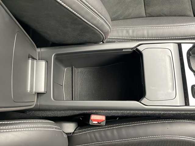 ボルボ ＸＣ４０ B4 AWD Rデザイン 秋田県 2020(令2)年 2.9万km クリスタルホワイトP 4WD/純正ナビ/（FM/フルセグTV/Bluetooth）/全方位カメラ/ハーフレザーシート/ルーフレール/レーンキープアシスト/レーダークルーズコントロール/ブラインドスポットモニター/コーナーセンサー（前後）/コーナリングライト/アクティブ・ベンディング・ライト/ロードサインインフォメーション/ハーマンカードンスピーカー/衝突軽減装置/自動駐車システム/自動発射システム/ビルトインETC/ドライブレコーダー（前後）/全席シートヒーター/前席パワーシート/D席シートメモリー/パワーリアゲート/LEDライト/フォグランプ/オートライト/オートマチックハイビーム/電動格納ミラー/スマートキー/プッシュスタート/純正フロアマット/純正アルミホイール