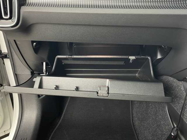 ボルボ ＸＣ４０ B4 AWD Rデザイン 秋田県 2020(令2)年 2.9万km クリスタルホワイトP 4WD/純正ナビ/（FM/フルセグTV/Bluetooth）/全方位カメラ/ハーフレザーシート/ルーフレール/レーンキープアシスト/レーダークルーズコントロール/ブラインドスポットモニター/コーナーセンサー（前後）/コーナリングライト/アクティブ・ベンディング・ライト/ロードサインインフォメーション/ハーマンカードンスピーカー/衝突軽減装置/自動駐車システム/自動発射システム/ビルトインETC/ドライブレコーダー（前後）/全席シートヒーター/前席パワーシート/D席シートメモリー/パワーリアゲート/LEDライト/フォグランプ/オートライト/オートマチックハイビーム/電動格納ミラー/スマートキー/プッシュスタート/純正フロアマット/純正アルミホイール