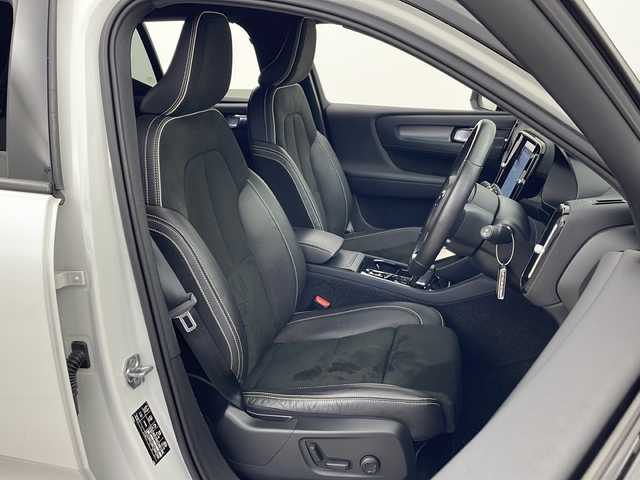 ボルボ ＸＣ４０ B4 AWD Rデザイン 秋田県 2020(令2)年 2.9万km クリスタルホワイトP 4WD/純正ナビ/（FM/フルセグTV/Bluetooth）/全方位カメラ/ハーフレザーシート/ルーフレール/レーンキープアシスト/レーダークルーズコントロール/ブラインドスポットモニター/コーナーセンサー（前後）/コーナリングライト/アクティブ・ベンディング・ライト/ロードサインインフォメーション/ハーマンカードンスピーカー/衝突軽減装置/自動駐車システム/自動発射システム/ビルトインETC/ドライブレコーダー（前後）/全席シートヒーター/前席パワーシート/D席シートメモリー/パワーリアゲート/LEDライト/フォグランプ/オートライト/オートマチックハイビーム/電動格納ミラー/スマートキー/プッシュスタート/純正フロアマット/純正アルミホイール