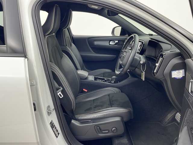 ボルボ ＸＣ４０ B4 AWD Rデザイン 秋田県 2020(令2)年 2.9万km クリスタルホワイトP 4WD/純正ナビ/（FM/フルセグTV/Bluetooth）/全方位カメラ/ハーフレザーシート/ルーフレール/レーンキープアシスト/レーダークルーズコントロール/ブラインドスポットモニター/コーナーセンサー（前後）/コーナリングライト/アクティブ・ベンディング・ライト/ロードサインインフォメーション/ハーマンカードンスピーカー/衝突軽減装置/自動駐車システム/自動発射システム/ビルトインETC/ドライブレコーダー（前後）/全席シートヒーター/前席パワーシート/D席シートメモリー/パワーリアゲート/LEDライト/フォグランプ/オートライト/オートマチックハイビーム/電動格納ミラー/スマートキー/プッシュスタート/純正フロアマット/純正アルミホイール