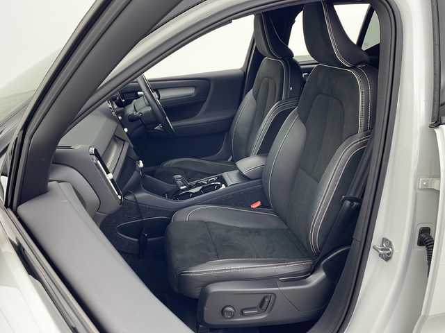 ボルボ ＸＣ４０ B4 AWD Rデザイン 秋田県 2020(令2)年 2.9万km クリスタルホワイトP 4WD/純正ナビ/（FM/フルセグTV/Bluetooth）/全方位カメラ/ハーフレザーシート/ルーフレール/レーンキープアシスト/レーダークルーズコントロール/ブラインドスポットモニター/コーナーセンサー（前後）/コーナリングライト/アクティブ・ベンディング・ライト/ロードサインインフォメーション/ハーマンカードンスピーカー/衝突軽減装置/自動駐車システム/自動発射システム/ビルトインETC/ドライブレコーダー（前後）/全席シートヒーター/前席パワーシート/D席シートメモリー/パワーリアゲート/LEDライト/フォグランプ/オートライト/オートマチックハイビーム/電動格納ミラー/スマートキー/プッシュスタート/純正フロアマット/純正アルミホイール