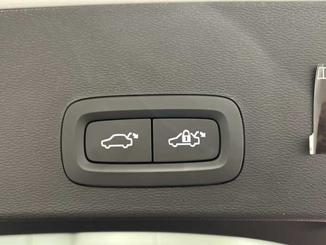 ボルボ ＸＣ４０ B4 AWD Rデザイン 新潟県 2020(令2)年 2.9万km クリスタルホワイトP ハーマンカードンサウンドシステム/純正HDDナビ/・フルセグ/ラジオ/BT/全方位カメラ/前後ドライブレコーダー/オートクルーズコントロール/Rデザイン専用ハーフレザーシート/Rデザイン専用ルーフレール/Rデザイン専用Fグリル・バンパー・オーバーフェンダー/Ｒデザイン専用スポーツサスペンション/前後クリアランスソナー/パワーシート（D/N）/・D席メモリー付/パワーバックドア/シートヒーター/ハンドルヒーター/ミラーヒーター/本革巻きステアリング/ブラインドスポットモニター/アクティブ・ベンディング・ライト/レーンキープアシスト/アイドリングストップ/スマートキー/プッシュスタート/純正19インチアルミホイール/純正フロアマット
