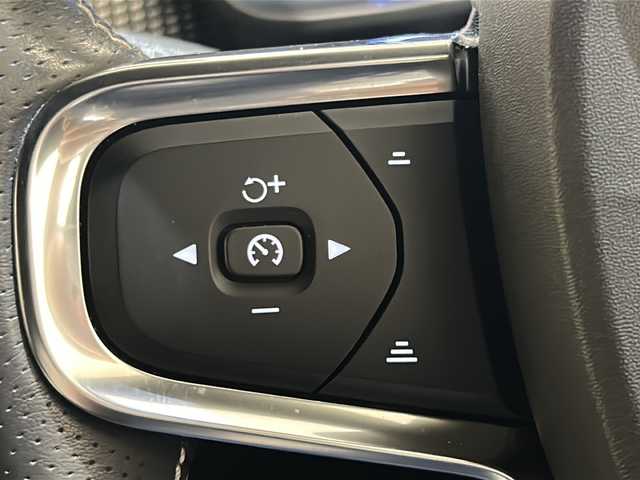 ボルボ ＸＣ４０ B4 AWD Rデザイン 新潟県 2020(令2)年 2.9万km クリスタルホワイトP ハーマンカードンサウンドシステム/純正HDDナビ/・フルセグ/ラジオ/BT/全方位カメラ/前後ドライブレコーダー/オートクルーズコントロール/Rデザイン専用ハーフレザーシート/Rデザイン専用ルーフレール/Rデザイン専用Fグリル・バンパー・オーバーフェンダー/Ｒデザイン専用スポーツサスペンション/前後クリアランスソナー/パワーシート（D/N）/・D席メモリー付/パワーバックドア/シートヒーター/ハンドルヒーター/ミラーヒーター/本革巻きステアリング/ブラインドスポットモニター/アクティブ・ベンディング・ライト/レーンキープアシスト/アイドリングストップ/スマートキー/プッシュスタート/純正19インチアルミホイール/純正フロアマット
