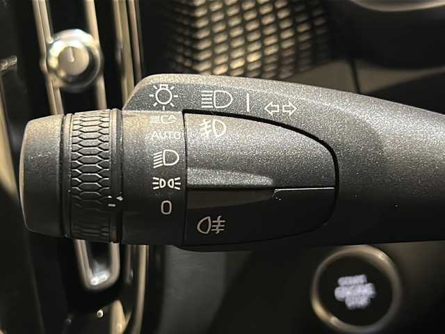 ボルボ ＸＣ４０ B4 AWD Rデザイン 新潟県 2020(令2)年 2.9万km クリスタルホワイトP ハーマンカードンサウンドシステム/純正HDDナビ/・フルセグ/ラジオ/BT/全方位カメラ/前後ドライブレコーダー/オートクルーズコントロール/Rデザイン専用ハーフレザーシート/Rデザイン専用ルーフレール/Rデザイン専用Fグリル・バンパー・オーバーフェンダー/Ｒデザイン専用スポーツサスペンション/前後クリアランスソナー/パワーシート（D/N）/・D席メモリー付/パワーバックドア/シートヒーター/ハンドルヒーター/ミラーヒーター/本革巻きステアリング/ブラインドスポットモニター/アクティブ・ベンディング・ライト/レーンキープアシスト/アイドリングストップ/スマートキー/プッシュスタート/純正19インチアルミホイール/純正フロアマット