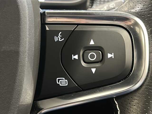 ボルボ ＸＣ４０ B4 AWD Rデザイン 新潟県 2020(令2)年 2.9万km クリスタルホワイトP ハーマンカードンサウンドシステム/純正HDDナビ/・フルセグ/ラジオ/BT/全方位カメラ/前後ドライブレコーダー/オートクルーズコントロール/Rデザイン専用ハーフレザーシート/Rデザイン専用ルーフレール/Rデザイン専用Fグリル・バンパー・オーバーフェンダー/Ｒデザイン専用スポーツサスペンション/前後クリアランスソナー/パワーシート（D/N）/・D席メモリー付/パワーバックドア/シートヒーター/ハンドルヒーター/ミラーヒーター/本革巻きステアリング/ブラインドスポットモニター/アクティブ・ベンディング・ライト/レーンキープアシスト/アイドリングストップ/スマートキー/プッシュスタート/純正19インチアルミホイール/純正フロアマット