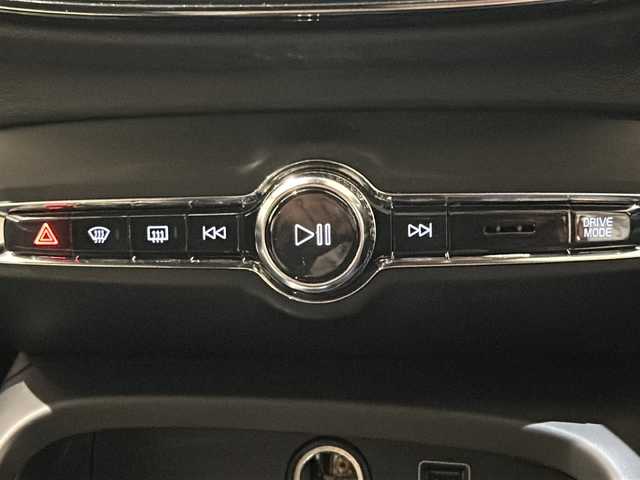 ボルボ ＸＣ４０ B4 AWD Rデザイン 新潟県 2020(令2)年 2.9万km クリスタルホワイトP ハーマンカードンサウンドシステム/純正HDDナビ/・フルセグ/ラジオ/BT/全方位カメラ/前後ドライブレコーダー/オートクルーズコントロール/Rデザイン専用ハーフレザーシート/Rデザイン専用ルーフレール/Rデザイン専用Fグリル・バンパー・オーバーフェンダー/Ｒデザイン専用スポーツサスペンション/前後クリアランスソナー/パワーシート（D/N）/・D席メモリー付/パワーバックドア/シートヒーター/ハンドルヒーター/ミラーヒーター/本革巻きステアリング/ブラインドスポットモニター/アクティブ・ベンディング・ライト/レーンキープアシスト/アイドリングストップ/スマートキー/プッシュスタート/純正19インチアルミホイール/純正フロアマット