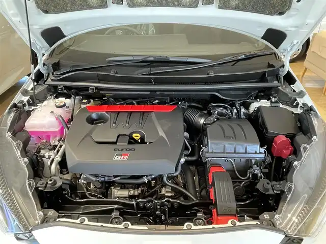 トヨタ ＧＲヤリス RZ ハイパフォーマンス 埼玉県 2025(令7)年 0.1千km プラチナホワイトパールマイカ MC後の登録済未使用車/8速AT＋パドルシフト/サブラジエター＋コールドエアインテーク/コンフォートパッケージ/前席シートヒーター/JBLサウンド/純正ナビTV/バックカメラ/ビルトインETC/前後ドラレコ/LEDヘッドライト/クリアランスソナー/レーダークルーズコントロール/衝突軽減ブレーキ/プッシュスタート/スマートキーｘ２/純正フロアマット/保証書付整備手帳/取扱説明書