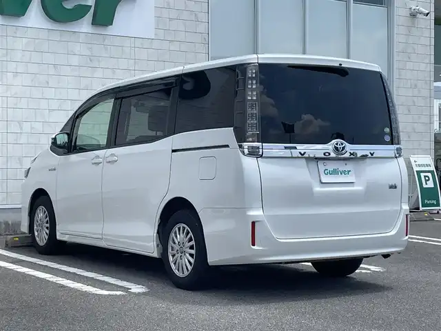 トヨタ ヴォクシー ハイブリッド V 宮崎県 2014(平26)年 7.3万km ホワイトパールクリスタルシャイン 純正ナビ【NSZT-Y64T】/・フルセグTV・Bluetooth・DVD・CD/両側パワースライドドア/クルーズコントロール/ビルトインETC/置くだけ充電/D/N席シートヒーター/LEDヘッドライト/オートライト/フォグライト/純正フロアマット/純正15インチアルミホイール/プッシュスタート/スマートキー・スペアキー有り/取扱説明書・保証書有り