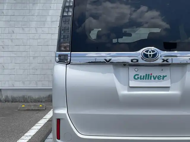トヨタ ヴォクシー ハイブリッド V 宮崎県 2014(平26)年 7.3万km ホワイトパールクリスタルシャイン 純正ナビ【NSZT-Y64T】/・フルセグTV・Bluetooth・DVD・CD/両側パワースライドドア/クルーズコントロール/ビルトインETC/置くだけ充電/D/N席シートヒーター/LEDヘッドライト/オートライト/フォグライト/純正フロアマット/純正15インチアルミホイール/プッシュスタート/スマートキー・スペアキー有り/取扱説明書・保証書有り