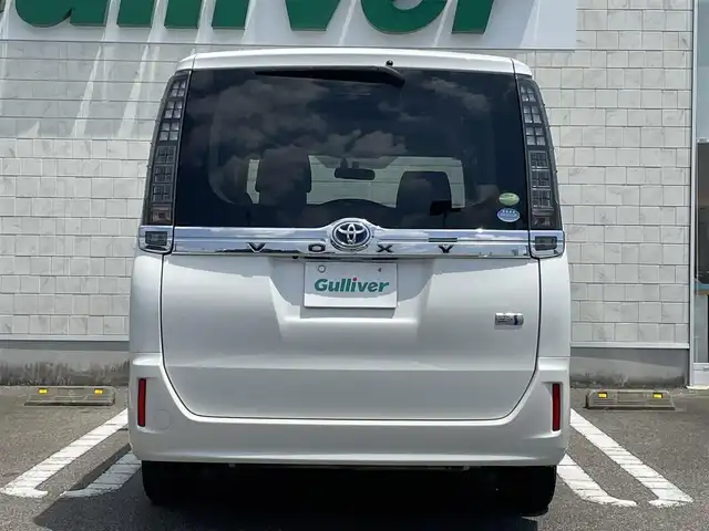 トヨタ ヴォクシー ハイブリッド V 宮崎県 2014(平26)年 7.3万km ホワイトパールクリスタルシャイン 純正ナビ【NSZT-Y64T】/・フルセグTV・Bluetooth・DVD・CD/両側パワースライドドア/クルーズコントロール/ビルトインETC/置くだけ充電/D/N席シートヒーター/LEDヘッドライト/オートライト/フォグライト/純正フロアマット/純正15インチアルミホイール/プッシュスタート/スマートキー・スペアキー有り/取扱説明書・保証書有り