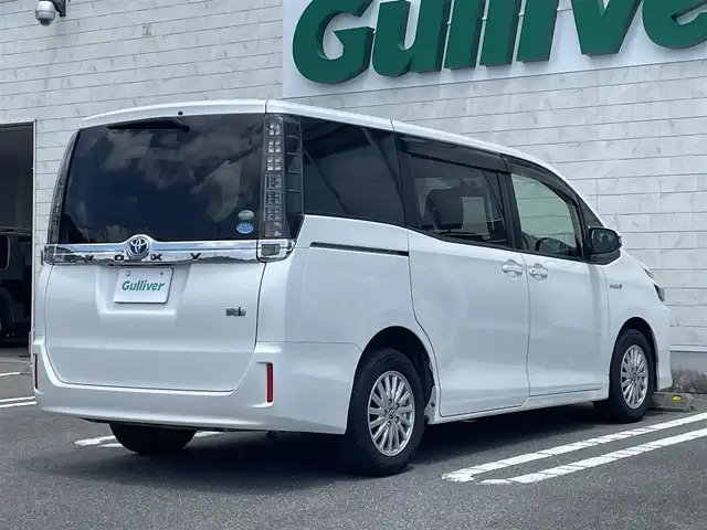 トヨタ ヴォクシー ハイブリッド V 宮崎県 2014(平26)年 7.3万km ホワイトパールクリスタルシャイン 純正ナビ【NSZT-Y64T】/・フルセグTV・Bluetooth・DVD・CD/両側パワースライドドア/クルーズコントロール/ビルトインETC/置くだけ充電/D/N席シートヒーター/LEDヘッドライト/オートライト/フォグライト/純正フロアマット/純正15インチアルミホイール/プッシュスタート/スマートキー・スペアキー有り/取扱説明書・保証書有り