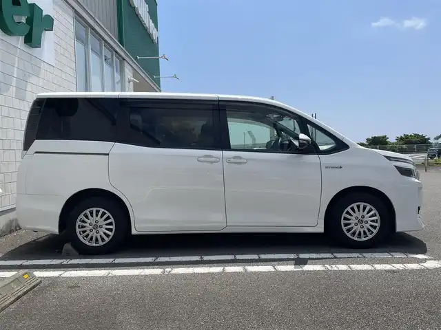 トヨタ ヴォクシー ハイブリッド V 宮崎県 2014(平26)年 7.3万km ホワイトパールクリスタルシャイン 純正ナビ【NSZT-Y64T】/・フルセグTV・Bluetooth・DVD・CD/両側パワースライドドア/クルーズコントロール/ビルトインETC/置くだけ充電/D/N席シートヒーター/LEDヘッドライト/オートライト/フォグライト/純正フロアマット/純正15インチアルミホイール/プッシュスタート/スマートキー・スペアキー有り/取扱説明書・保証書有り