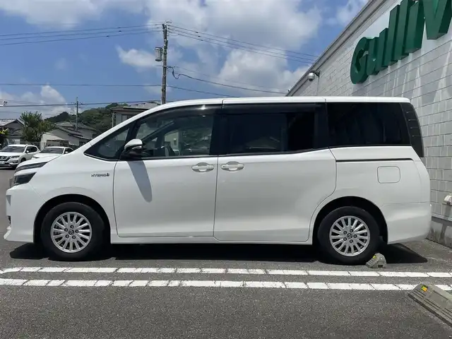 トヨタ ヴォクシー ハイブリッド V 宮崎県 2014(平26)年 7.3万km ホワイトパールクリスタルシャイン 純正ナビ【NSZT-Y64T】/・フルセグTV・Bluetooth・DVD・CD/両側パワースライドドア/クルーズコントロール/ビルトインETC/置くだけ充電/D/N席シートヒーター/LEDヘッドライト/オートライト/フォグライト/純正フロアマット/純正15インチアルミホイール/プッシュスタート/スマートキー・スペアキー有り/取扱説明書・保証書有り
