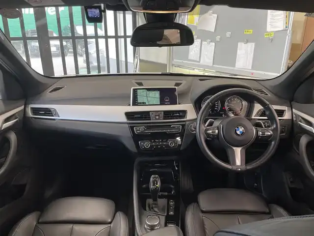 ＢＭＷ Ｘ１ xDrive 20i Mスポーツ 東京都 2018(平30)年 1.5万km アルピンホワイトⅢ ハイラインパッケージ/・ブラックレザーシート/・シートヒーターD+N席/・パワーシートD+N席/アドバンスドアクティブセーフティパッケージ/・アクティブクルーズコントロール/・ヘッドアップディスプレイ/インテリジェントセーフティ/・衝突警告/・歩行者警告/・車線逸脱警告/純正ナビ/【DVD/BT】/リアビューカメラ/パークディスタンスコントロール/純正18インチアルミ/ドライブレコーダー/ETC/保証書/取扱説明書