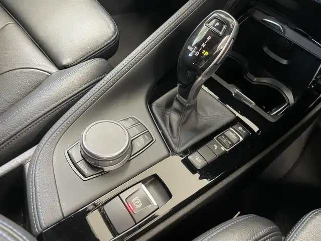 ＢＭＷ Ｘ１ xDrive 20i Mスポーツ 東京都 2018(平30)年 1.5万km アルピンホワイトⅢ ハイラインパッケージ/・ブラックレザーシート/・シートヒーターD+N席/・パワーシートD+N席/アドバンスドアクティブセーフティパッケージ/・アクティブクルーズコントロール/・ヘッドアップディスプレイ/インテリジェントセーフティ/・衝突警告/・歩行者警告/・車線逸脱警告/純正ナビ/【DVD/BT】/リアビューカメラ/パークディスタンスコントロール/純正18インチアルミ/ドライブレコーダー/ETC/保証書/取扱説明書