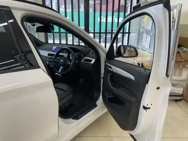 ＢＭＷ Ｘ１ xDrive 20i Mスポーツ 東京都 2018(平30)年 1.5万km アルピンホワイトⅢ ハイラインパッケージ/・ブラックレザーシート/・シートヒーターD+N席/・パワーシートD+N席/アドバンスドアクティブセーフティパッケージ/・アクティブクルーズコントロール/・ヘッドアップディスプレイ/インテリジェントセーフティ/・衝突警告/・歩行者警告/・車線逸脱警告/純正ナビ/【DVD/BT】/リアビューカメラ/パークディスタンスコントロール/純正18インチアルミ/ドライブレコーダー/ETC/保証書/取扱説明書