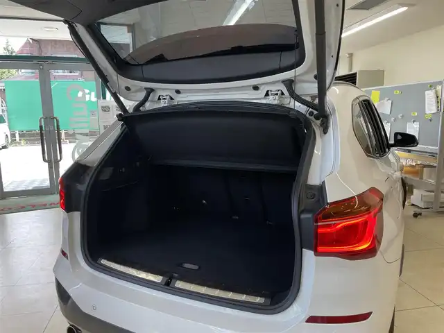 ＢＭＷ Ｘ１ xDrive 20i Mスポーツ 東京都 2018(平30)年 1.5万km アルピンホワイトⅢ ハイラインパッケージ/・ブラックレザーシート/・シートヒーターD+N席/・パワーシートD+N席/アドバンスドアクティブセーフティパッケージ/・アクティブクルーズコントロール/・ヘッドアップディスプレイ/インテリジェントセーフティ/・衝突警告/・歩行者警告/・車線逸脱警告/純正ナビ/【DVD/BT】/リアビューカメラ/パークディスタンスコントロール/純正18インチアルミ/ドライブレコーダー/ETC/保証書/取扱説明書