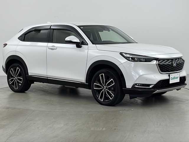 ホンダ ヴェゼル ハイブリッド e:HEV Z 道央・札幌 2021(令3)年 3万km プラチナホワイトパール ・4WD/・純正ナビ/　CD/DVD/SD/BT/USB/・フルセグTV/・バックカメラ/・社外前後ドライブレコーダー/・HONDA SENSING/　衝突軽減/　踏み間違え防止/　レーンキープアシスト/　標識認識/　アダプティブクルーズコントロール/　先行車発進お知らせ/　路外逸脱防止/・ブラインドスポットモニター/・前席シートヒーター/・革巻ステアリング/・ステアリングヒーター/・ステアリングリモコン/・パドルシフト/・ハンズフリーパワーバックドア /・ミラーヒーター/・オートライト/・LEDヘッドライト/・フォグランプ/・ワイパーデアイサー /・ETC/・純正フロアマット/・ドアバイザー/・18インチ純正アルミホイール/・積込タイヤ/・スペアキー/・取扱説明書/・保証書