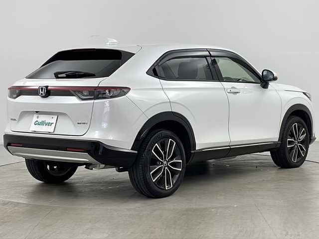 ホンダ ヴェゼル ハイブリッド e:HEV Z 道央・札幌 2021(令3)年 3万km プラチナホワイトパール ・4WD/・純正ナビ/　CD/DVD/SD/BT/USB/・フルセグTV/・バックカメラ/・社外前後ドライブレコーダー/・HONDA SENSING/　衝突軽減/　踏み間違え防止/　レーンキープアシスト/　標識認識/　アダプティブクルーズコントロール/　先行車発進お知らせ/　路外逸脱防止/・ブラインドスポットモニター/・前席シートヒーター/・革巻ステアリング/・ステアリングヒーター/・ステアリングリモコン/・パドルシフト/・ハンズフリーパワーバックドア /・ミラーヒーター/・オートライト/・LEDヘッドライト/・フォグランプ/・ワイパーデアイサー /・ETC/・純正フロアマット/・ドアバイザー/・18インチ純正アルミホイール/・積込タイヤ/・スペアキー/・取扱説明書/・保証書