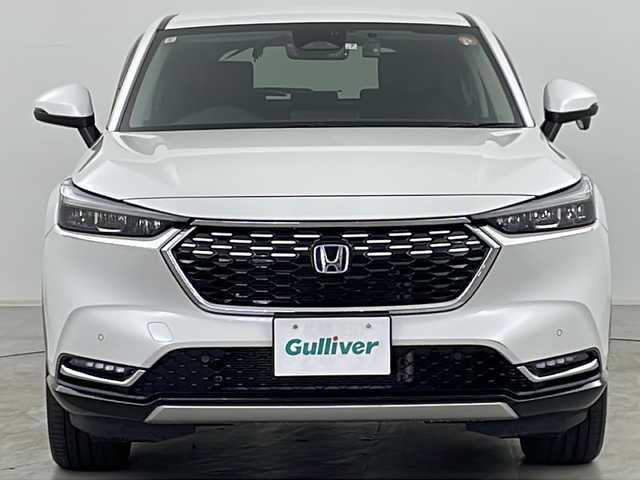 ホンダ ヴェゼル ハイブリッド e:HEV Z 道央・札幌 2021(令3)年 3万km プラチナホワイトパール ・4WD/・純正ナビ/　CD/DVD/SD/BT/USB/・フルセグTV/・バックカメラ/・社外前後ドライブレコーダー/・HONDA SENSING/　衝突軽減/　踏み間違え防止/　レーンキープアシスト/　標識認識/　アダプティブクルーズコントロール/　先行車発進お知らせ/　路外逸脱防止/・ブラインドスポットモニター/・前席シートヒーター/・革巻ステアリング/・ステアリングヒーター/・ステアリングリモコン/・パドルシフト/・ハンズフリーパワーバックドア /・ミラーヒーター/・オートライト/・LEDヘッドライト/・フォグランプ/・ワイパーデアイサー /・ETC/・純正フロアマット/・ドアバイザー/・18インチ純正アルミホイール/・積込タイヤ/・スペアキー/・取扱説明書/・保証書