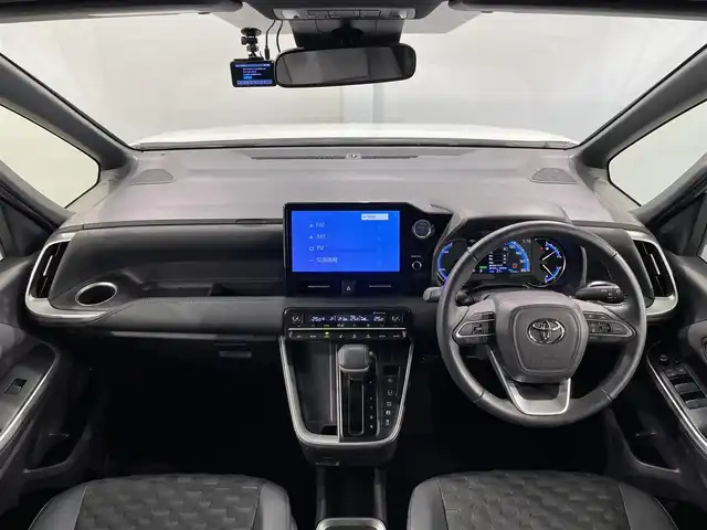 トヨタ ヴォクシー ハイブリッド S－Z 愛知県 2022(令4)年 1.8万km ホワイトパールクリスタルシャイン 純正10.5インチナビ/（Bluetooth/AM/FM/フルセグTV/Carplay/CD/DVD）/快適利便パッケージ/　　-2列目シートヒーター/　　-ステアリングヒーター/　　-オットマン/　　-キャプテンシート/　　-電動バックドア/ベットキット/トヨタセーフティセンス/　　-プリクラッシュセーフティ/　　-レーントレーニングアシスト＋レーンディパーチャーアラート/　　-レーダークルーズコントロール/　　-オートマチックハイビーム/　　-ロードサインアシスト/　　-発進遅れ告知/両側電動スライドドア（ハンズフリー機能有）/ビルトインETC2.0/AC100V/シートヒーター/LEDヘッドライト/LEDフォグランプ/バックカメラ/コーナーセンサー/スマートキー/スペアキー1本/オートブレーキホールド/電動パーキングブレーキ/後席サンシェード
