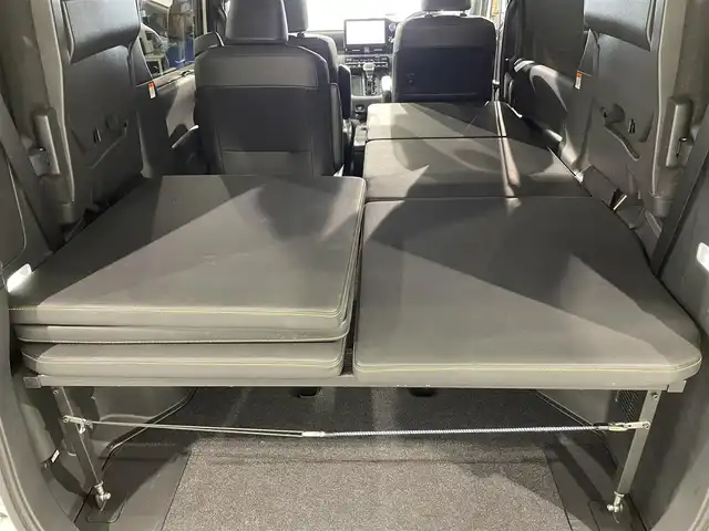 トヨタ ヴォクシー ハイブリッド S－Z 愛知県 2022(令4)年 1.8万km ホワイトパールクリスタルシャイン 純正10.5インチナビ/（Bluetooth/AM/FM/フルセグTV/Carplay/CD/DVD）/快適利便パッケージ/　　-2列目シートヒーター/　　-ステアリングヒーター/　　-オットマン/　　-キャプテンシート/　　-電動バックドア/ベットキット/トヨタセーフティセンス/　　-プリクラッシュセーフティ/　　-レーントレーニングアシスト＋レーンディパーチャーアラート/　　-レーダークルーズコントロール/　　-オートマチックハイビーム/　　-ロードサインアシスト/　　-発進遅れ告知/両側電動スライドドア（ハンズフリー機能有）/ビルトインETC2.0/AC100V/シートヒーター/LEDヘッドライト/LEDフォグランプ/バックカメラ/コーナーセンサー/スマートキー/スペアキー1本/オートブレーキホールド/電動パーキングブレーキ/後席サンシェード