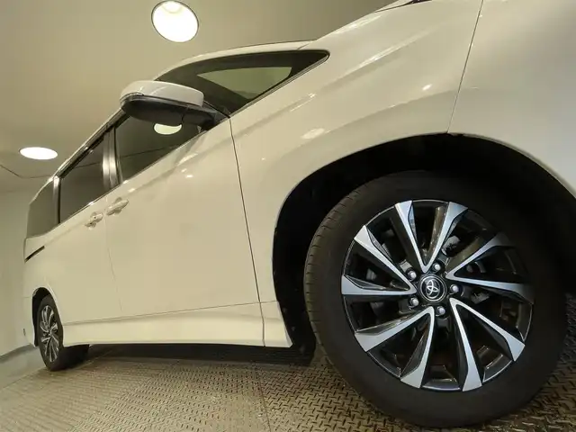トヨタ ヴォクシー ハイブリッド S－Z 愛知県 2022(令4)年 1.8万km ホワイトパールクリスタルシャイン 純正10.5インチナビ/（Bluetooth/AM/FM/フルセグTV/Carplay/CD/DVD）/快適利便パッケージ/　　-2列目シートヒーター/　　-ステアリングヒーター/　　-オットマン/　　-キャプテンシート/　　-電動バックドア/ベットキット/トヨタセーフティセンス/　　-プリクラッシュセーフティ/　　-レーントレーニングアシスト＋レーンディパーチャーアラート/　　-レーダークルーズコントロール/　　-オートマチックハイビーム/　　-ロードサインアシスト/　　-発進遅れ告知/両側電動スライドドア（ハンズフリー機能有）/ビルトインETC2.0/AC100V/シートヒーター/LEDヘッドライト/LEDフォグランプ/バックカメラ/コーナーセンサー/スマートキー/スペアキー1本/オートブレーキホールド/電動パーキングブレーキ/後席サンシェード