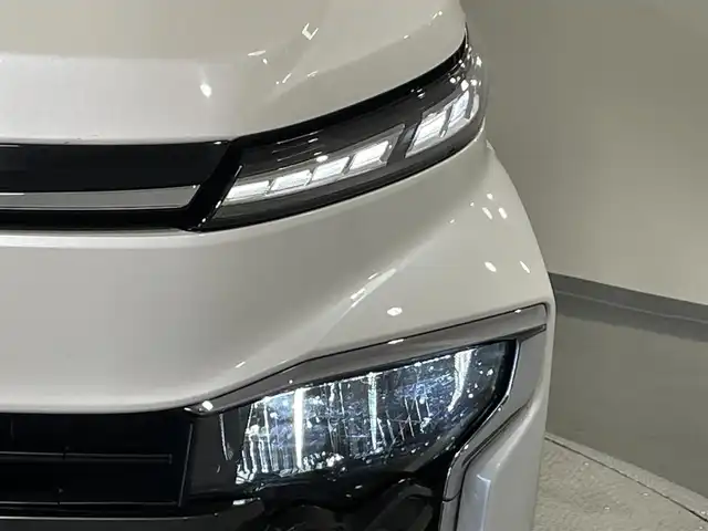 トヨタ ヴォクシー ハイブリッド S－Z 愛知県 2022(令4)年 1.8万km ホワイトパールクリスタルシャイン 純正10.5インチナビ/（Bluetooth/AM/FM/フルセグTV/Carplay/CD/DVD）/快適利便パッケージ/　　-2列目シートヒーター/　　-ステアリングヒーター/　　-オットマン/　　-キャプテンシート/　　-電動バックドア/ベットキット/トヨタセーフティセンス/　　-プリクラッシュセーフティ/　　-レーントレーニングアシスト＋レーンディパーチャーアラート/　　-レーダークルーズコントロール/　　-オートマチックハイビーム/　　-ロードサインアシスト/　　-発進遅れ告知/両側電動スライドドア（ハンズフリー機能有）/ビルトインETC2.0/AC100V/シートヒーター/LEDヘッドライト/LEDフォグランプ/バックカメラ/コーナーセンサー/スマートキー/スペアキー1本/オートブレーキホールド/電動パーキングブレーキ/後席サンシェード