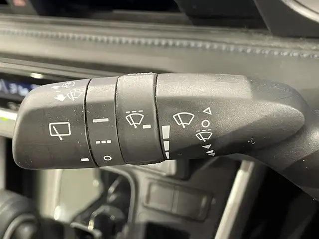 トヨタ ヴォクシー ハイブリッド S－Z 愛知県 2022(令4)年 1.8万km ホワイトパールクリスタルシャイン 純正10.5インチナビ/（Bluetooth/AM/FM/フルセグTV/Carplay/CD/DVD）/快適利便パッケージ/　　-2列目シートヒーター/　　-ステアリングヒーター/　　-オットマン/　　-キャプテンシート/　　-電動バックドア/ベットキット/トヨタセーフティセンス/　　-プリクラッシュセーフティ/　　-レーントレーニングアシスト＋レーンディパーチャーアラート/　　-レーダークルーズコントロール/　　-オートマチックハイビーム/　　-ロードサインアシスト/　　-発進遅れ告知/両側電動スライドドア（ハンズフリー機能有）/ビルトインETC2.0/AC100V/シートヒーター/LEDヘッドライト/LEDフォグランプ/バックカメラ/コーナーセンサー/スマートキー/スペアキー1本/オートブレーキホールド/電動パーキングブレーキ/後席サンシェード