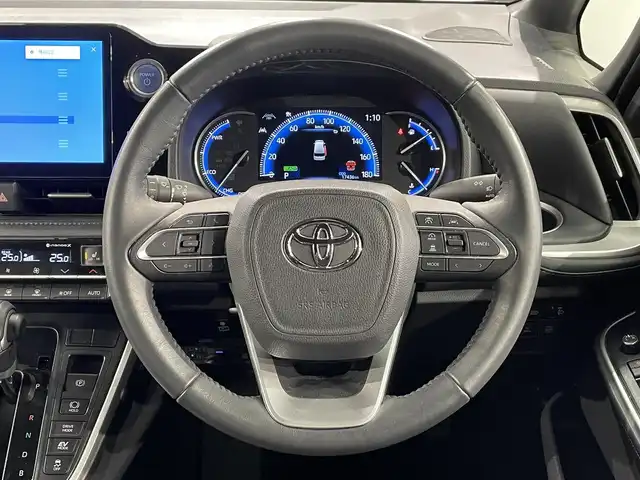 トヨタ ヴォクシー ハイブリッド S－Z 愛知県 2022(令4)年 1.8万km ホワイトパールクリスタルシャイン 純正10.5インチナビ/（Bluetooth/AM/FM/フルセグTV/Carplay/CD/DVD）/快適利便パッケージ/　　-2列目シートヒーター/　　-ステアリングヒーター/　　-オットマン/　　-キャプテンシート/　　-電動バックドア/ベットキット/トヨタセーフティセンス/　　-プリクラッシュセーフティ/　　-レーントレーニングアシスト＋レーンディパーチャーアラート/　　-レーダークルーズコントロール/　　-オートマチックハイビーム/　　-ロードサインアシスト/　　-発進遅れ告知/両側電動スライドドア（ハンズフリー機能有）/ビルトインETC2.0/AC100V/シートヒーター/LEDヘッドライト/LEDフォグランプ/バックカメラ/コーナーセンサー/スマートキー/スペアキー1本/オートブレーキホールド/電動パーキングブレーキ/後席サンシェード