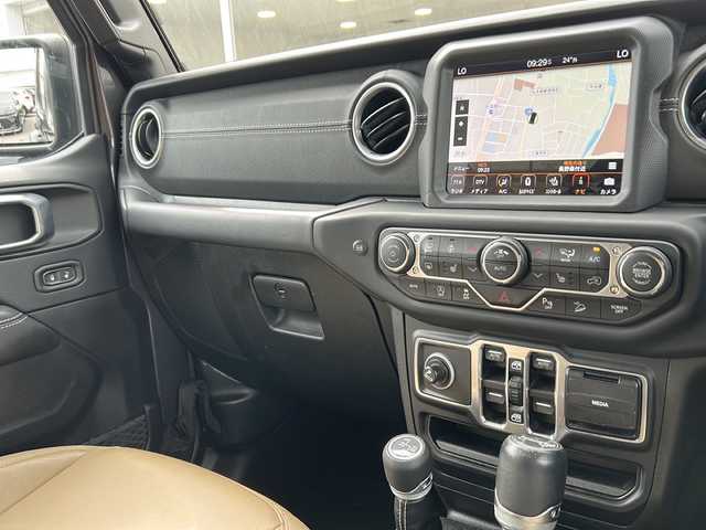 クライスラー・ジープ ジープ ラングラー アンリミテッド サハラ ローンチエディション 長野県 2018(平30)年 6.9万km グレー .ワンオーナー　/・ベージュレザーシート　/.純正ナビ/Bluetooth　アップルカープレイ/・バックカメラ/・ETC/・クルーズコントロール/・ドライブレコーダー/.アンドロイドオート/.純正18インチアルミホイール　/.シートヒーター　/.コーナーセンサー　/.スマートキー/.特殊形状ルーフ