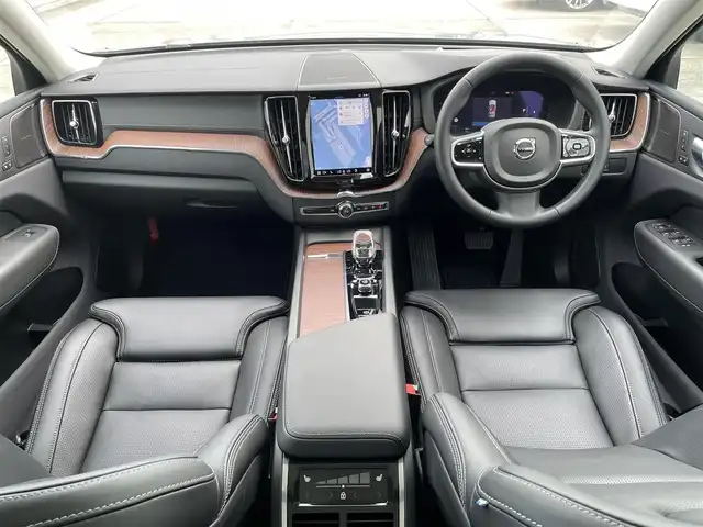 ボルボ ボルボ ＸＣ６０ アルティメット B5 AWD 東京都 2024(令6)年 0.7万km グレー 純正Ｇｏｏｇｌｅナビ/パノラマルーフ/黒レザーシート/３６０°カメラ/ワイヤレス充電/ベンチレーター/後席シートヒーター/ヘッドアップディスプレイ/ＡＣＣ/ＢＳＭ/レーンアシスト/ＥＴＣ/Ａｐｐｌｅ Cａｒ Pｌａｙ/クリスタルシフトノブ