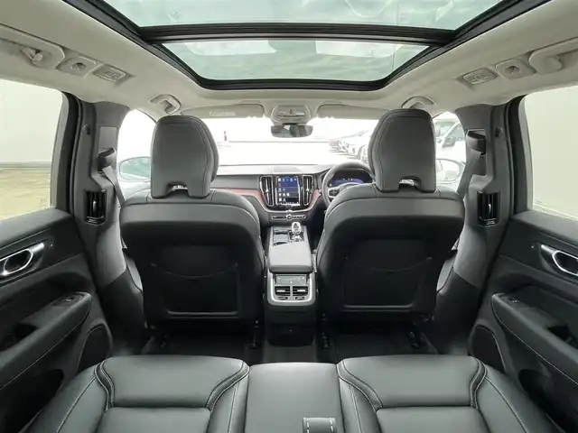 ボルボ ボルボ ＸＣ６０ アルティメット B5 AWD 東京都 2024(令6)年 0.7万km グレー 純正Ｇｏｏｇｌｅナビ/パノラマルーフ/黒レザーシート/３６０°カメラ/ワイヤレス充電/ベンチレーター/後席シートヒーター/ヘッドアップディスプレイ/ＡＣＣ/ＢＳＭ/レーンアシスト/ＥＴＣ/Ａｐｐｌｅ Cａｒ Pｌａｙ/クリスタルシフトノブ