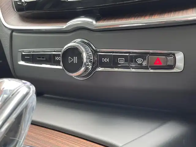 ボルボ ボルボ ＸＣ６０ アルティメット B5 AWD 東京都 2024(令6)年 0.7万km グレー 純正Ｇｏｏｇｌｅナビ/パノラマルーフ/黒レザーシート/３６０°カメラ/ワイヤレス充電/ベンチレーター/後席シートヒーター/ヘッドアップディスプレイ/ＡＣＣ/ＢＳＭ/レーンアシスト/ＥＴＣ/Ａｐｐｌｅ Cａｒ Pｌａｙ/クリスタルシフトノブ
