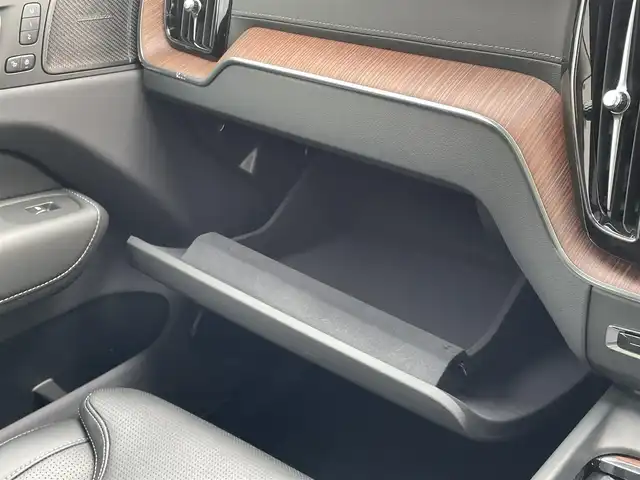 ボルボ ボルボ ＸＣ６０ アルティメット B5 AWD 東京都 2024(令6)年 0.7万km グレー 純正Ｇｏｏｇｌｅナビ/パノラマルーフ/黒レザーシート/３６０°カメラ/ワイヤレス充電/ベンチレーター/後席シートヒーター/ヘッドアップディスプレイ/ＡＣＣ/ＢＳＭ/レーンアシスト/ＥＴＣ/Ａｐｐｌｅ Cａｒ Pｌａｙ/クリスタルシフトノブ