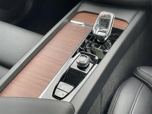 ボルボ ボルボ ＸＣ６０ アルティメット B5 AWD 東京都 2024(令6)年 0.7万km グレー 純正Ｇｏｏｇｌｅナビ/パノラマルーフ/黒レザーシート/３６０°カメラ/ワイヤレス充電/ベンチレーター/後席シートヒーター/ヘッドアップディスプレイ/ＡＣＣ/ＢＳＭ/レーンアシスト/ＥＴＣ/Ａｐｐｌｅ Cａｒ Pｌａｙ/クリスタルシフトノブ