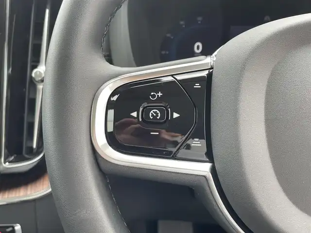 ボルボ ボルボ ＸＣ６０ アルティメット B5 AWD 東京都 2024(令6)年 0.7万km グレー 純正Ｇｏｏｇｌｅナビ/パノラマルーフ/黒レザーシート/３６０°カメラ/ワイヤレス充電/ベンチレーター/後席シートヒーター/ヘッドアップディスプレイ/ＡＣＣ/ＢＳＭ/レーンアシスト/ＥＴＣ/Ａｐｐｌｅ Cａｒ Pｌａｙ/クリスタルシフトノブ