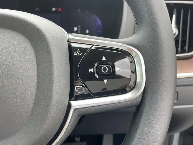 ボルボ ボルボ ＸＣ６０ アルティメット B5 AWD 東京都 2024(令6)年 0.7万km グレー 純正Ｇｏｏｇｌｅナビ/パノラマルーフ/黒レザーシート/３６０°カメラ/ワイヤレス充電/ベンチレーター/後席シートヒーター/ヘッドアップディスプレイ/ＡＣＣ/ＢＳＭ/レーンアシスト/ＥＴＣ/Ａｐｐｌｅ Cａｒ Pｌａｙ/クリスタルシフトノブ