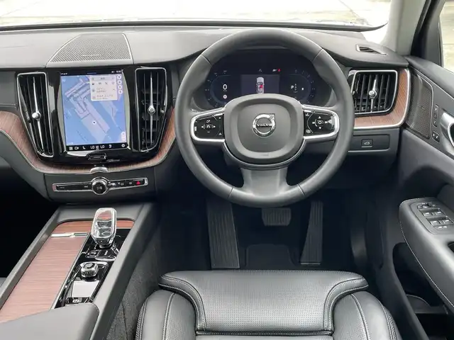 ボルボ ボルボ ＸＣ６０ アルティメット B5 AWD 東京都 2024(令6)年 0.7万km グレー 純正Ｇｏｏｇｌｅナビ/パノラマルーフ/黒レザーシート/３６０°カメラ/ワイヤレス充電/ベンチレーター/後席シートヒーター/ヘッドアップディスプレイ/ＡＣＣ/ＢＳＭ/レーンアシスト/ＥＴＣ/Ａｐｐｌｅ Cａｒ Pｌａｙ/クリスタルシフトノブ
