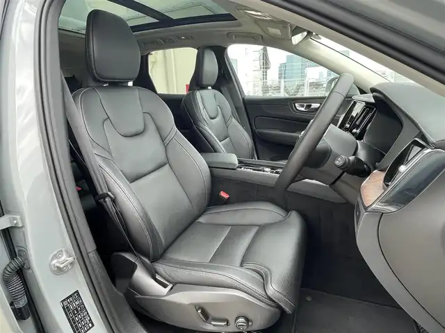 ボルボ ボルボ ＸＣ６０ アルティメット B5 AWD 東京都 2024(令6)年 0.7万km グレー 純正Ｇｏｏｇｌｅナビ/パノラマルーフ/黒レザーシート/３６０°カメラ/ワイヤレス充電/ベンチレーター/後席シートヒーター/ヘッドアップディスプレイ/ＡＣＣ/ＢＳＭ/レーンアシスト/ＥＴＣ/Ａｐｐｌｅ Cａｒ Pｌａｙ/クリスタルシフトノブ