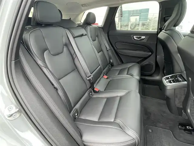 ボルボ ボルボ ＸＣ６０ アルティメット B5 AWD 東京都 2024(令6)年 0.7万km グレー 純正Ｇｏｏｇｌｅナビ/パノラマルーフ/黒レザーシート/３６０°カメラ/ワイヤレス充電/ベンチレーター/後席シートヒーター/ヘッドアップディスプレイ/ＡＣＣ/ＢＳＭ/レーンアシスト/ＥＴＣ/Ａｐｐｌｅ Cａｒ Pｌａｙ/クリスタルシフトノブ