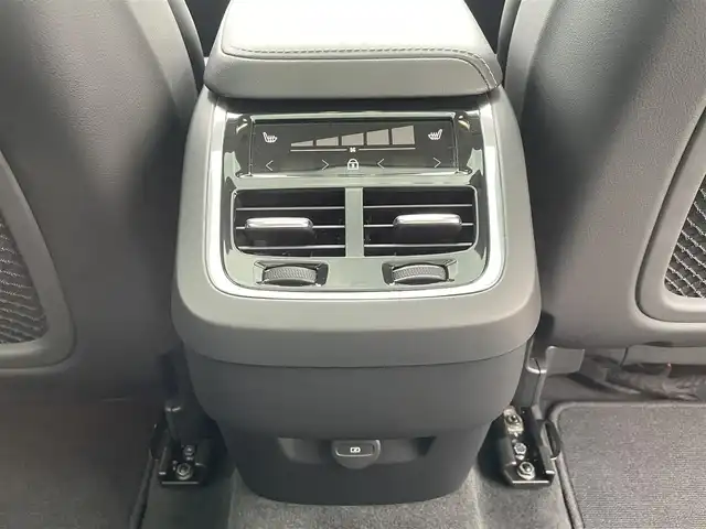 ボルボ ボルボ ＸＣ６０ アルティメット B5 AWD 東京都 2024(令6)年 0.7万km グレー 純正Ｇｏｏｇｌｅナビ/パノラマルーフ/黒レザーシート/３６０°カメラ/ワイヤレス充電/ベンチレーター/後席シートヒーター/ヘッドアップディスプレイ/ＡＣＣ/ＢＳＭ/レーンアシスト/ＥＴＣ/Ａｐｐｌｅ Cａｒ Pｌａｙ/クリスタルシフトノブ