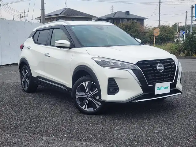 日産 キックス X ツートーンインテリアED 茨城県 2021(令3)年 6.3万km ブリリアントホワイトパール ストラーダナビ/フルセグTV/アラウンドビューモニター/ビルトインETC/ドライブレコーダー/インテリジェントクルーズコントロール/セーフティアシスト/・プロパイロット/・エマージェンシーブレーキ/・車線逸脱防止支援システム/・踏み間違い衝突防止アシスト/・ハイビームアシスト/デジタルルームミラー/LEDヘッドランプ/革巻きステアリング/ステアリングヒーター/ツートーン合皮シート/前席シートヒーター/純正17インチアルミホイール/スマートキー/プッシュエンジンスターター/禁煙車