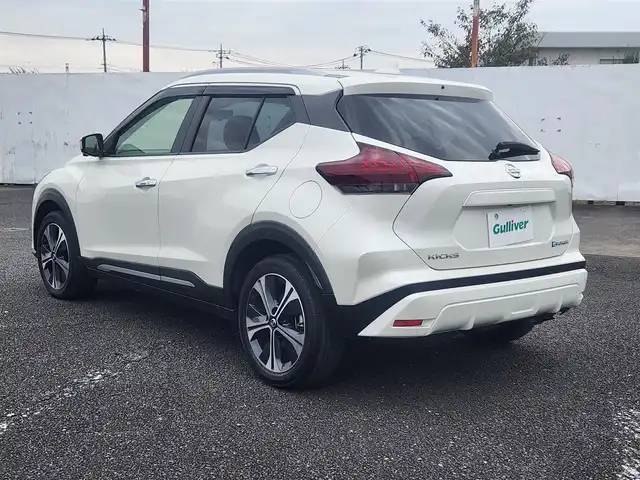 日産 キックス X ツートーンインテリアED 茨城県 2021(令3)年 6.3万km ブリリアントホワイトパール ストラーダナビ/フルセグTV/アラウンドビューモニター/ビルトインETC/ドライブレコーダー/インテリジェントクルーズコントロール/セーフティアシスト/・プロパイロット/・エマージェンシーブレーキ/・車線逸脱防止支援システム/・踏み間違い衝突防止アシスト/・ハイビームアシスト/デジタルルームミラー/LEDヘッドランプ/革巻きステアリング/ステアリングヒーター/ツートーン合皮シート/前席シートヒーター/純正17インチアルミホイール/スマートキー/プッシュエンジンスターター/禁煙車
