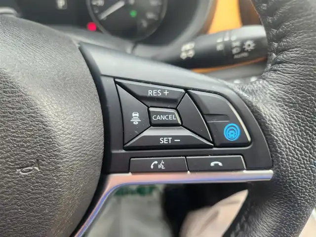 日産 キックス X ツートーンインテリアED 茨城県 2021(令3)年 6.3万km ブリリアントホワイトパール ストラーダナビ/フルセグTV/アラウンドビューモニター/ビルトインETC/ドライブレコーダー/インテリジェントクルーズコントロール/セーフティアシスト/・プロパイロット/・エマージェンシーブレーキ/・車線逸脱防止支援システム/・踏み間違い衝突防止アシスト/・ハイビームアシスト/デジタルルームミラー/LEDヘッドランプ/革巻きステアリング/ステアリングヒーター/ツートーン合皮シート/前席シートヒーター/純正17インチアルミホイール/スマートキー/プッシュエンジンスターター/禁煙車