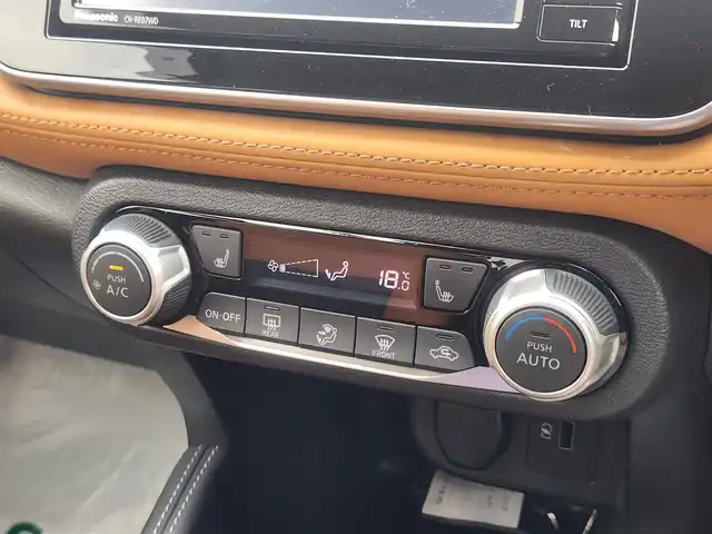 日産 キックス X ツートーンインテリアED 茨城県 2021(令3)年 6.3万km ブリリアントホワイトパール ストラーダナビ/フルセグTV/アラウンドビューモニター/ビルトインETC/ドライブレコーダー/インテリジェントクルーズコントロール/セーフティアシスト/・プロパイロット/・エマージェンシーブレーキ/・車線逸脱防止支援システム/・踏み間違い衝突防止アシスト/・ハイビームアシスト/デジタルルームミラー/LEDヘッドランプ/革巻きステアリング/ステアリングヒーター/ツートーン合皮シート/前席シートヒーター/純正17インチアルミホイール/スマートキー/プッシュエンジンスターター/禁煙車