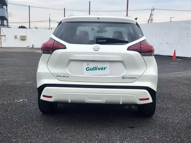 日産 キックス X ツートーンインテリアED 茨城県 2021(令3)年 6.3万km ブリリアントホワイトパール ストラーダナビ/フルセグTV/アラウンドビューモニター/ビルトインETC/ドライブレコーダー/インテリジェントクルーズコントロール/セーフティアシスト/・プロパイロット/・エマージェンシーブレーキ/・車線逸脱防止支援システム/・踏み間違い衝突防止アシスト/・ハイビームアシスト/デジタルルームミラー/LEDヘッドランプ/革巻きステアリング/ステアリングヒーター/ツートーン合皮シート/前席シートヒーター/純正17インチアルミホイール/スマートキー/プッシュエンジンスターター/禁煙車